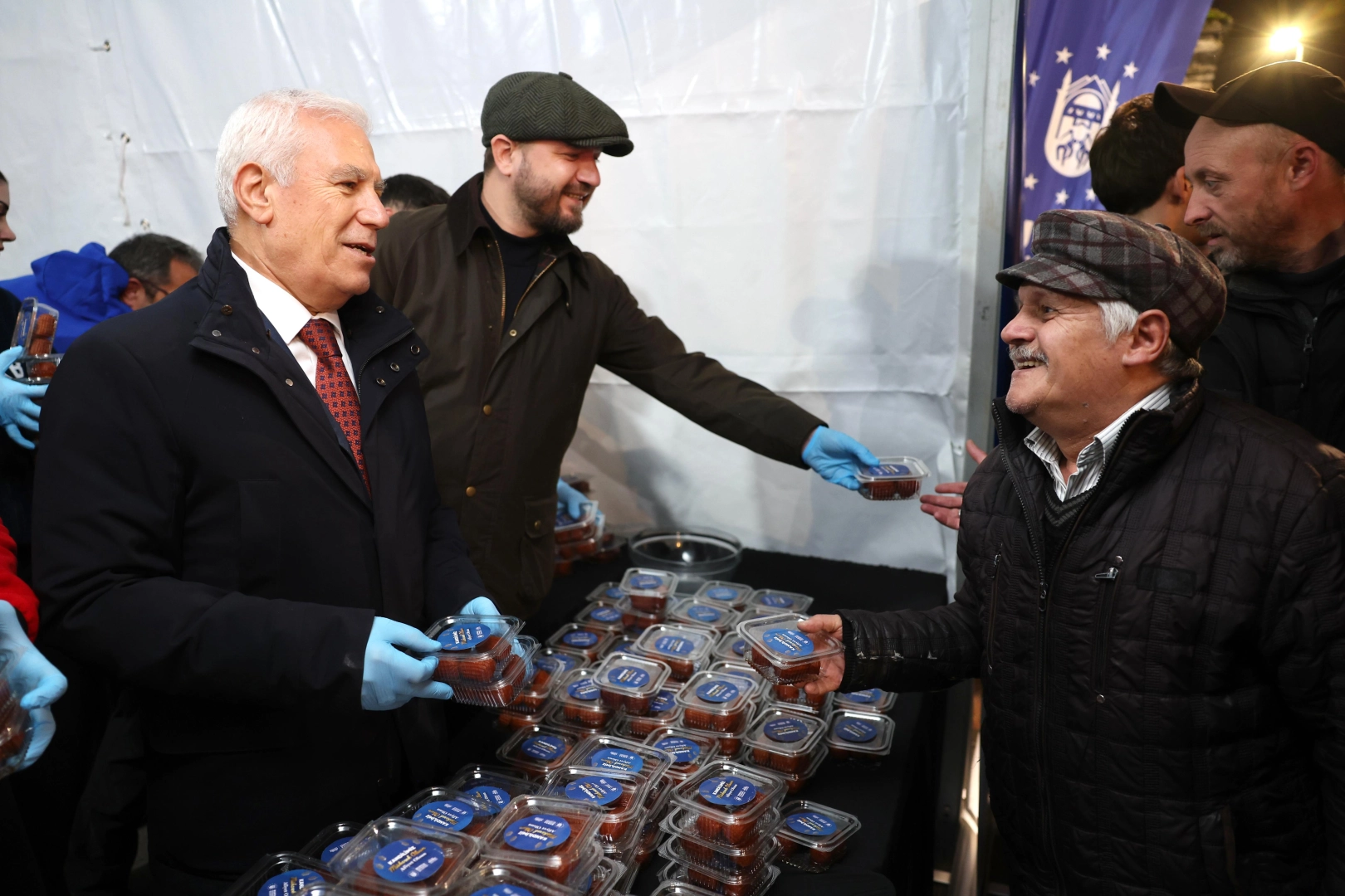 Bursa’da 17 ilçede 21 farklı camide tatlı ikramı