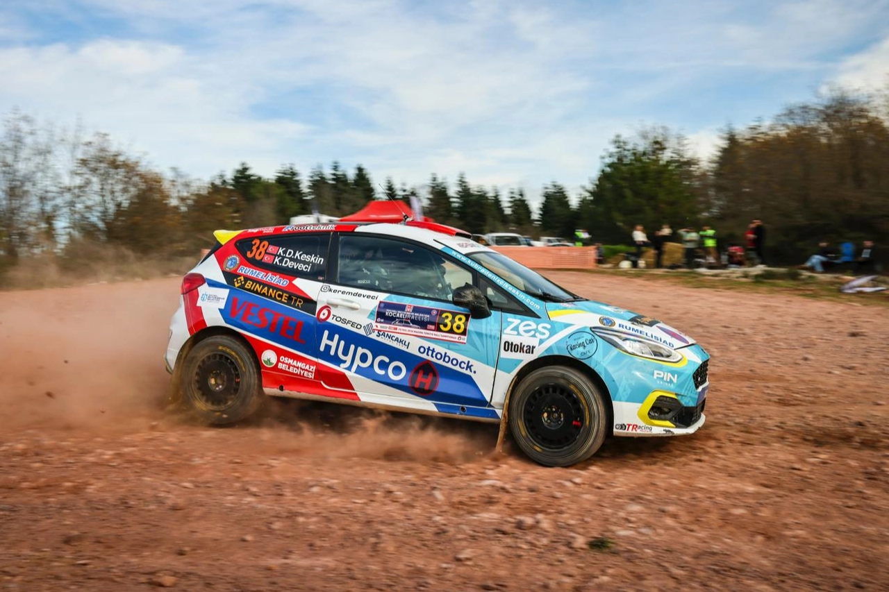 Bursa Osmangazi’nin gururundan podyumda çifte başarı