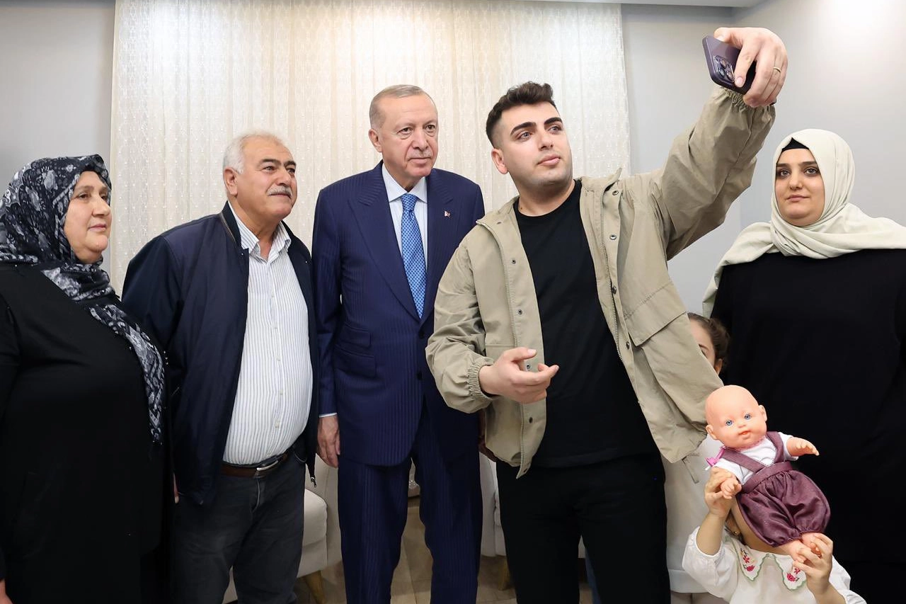 Cumhurbaşkanı Erdoğan’dan depremzede Karakuş ailesine ziyaret