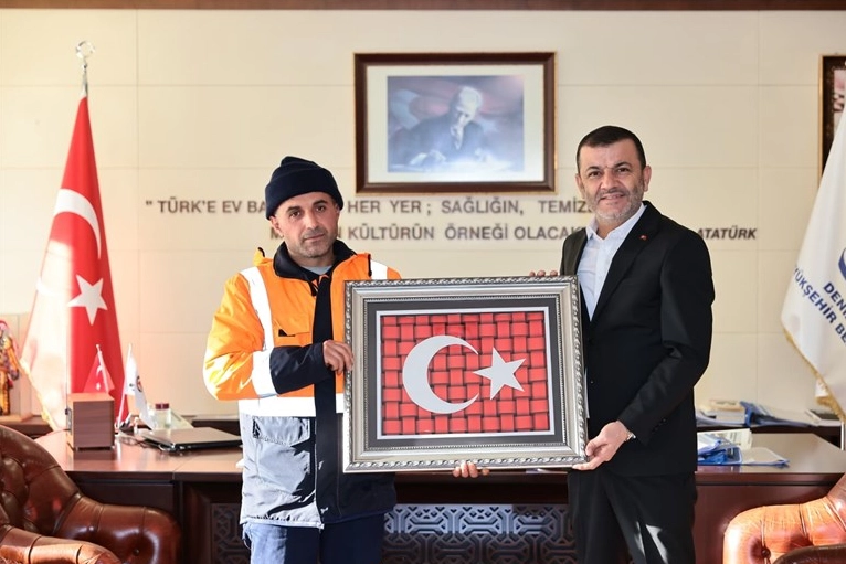Denizli’de Büyükşehir personelinden alkışlanacak bayrak hassasiyeti
