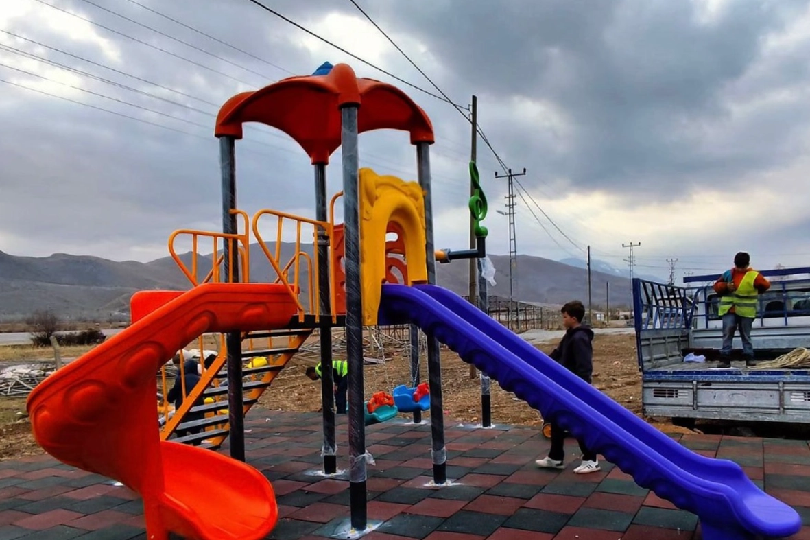 Doğanşehir Belediyesinden Güzelköy’e modern çocuk parkı