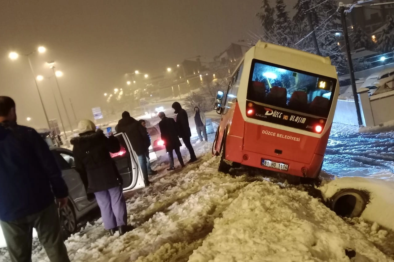 Düzce’de halk otobüsü şarampole devrildi!