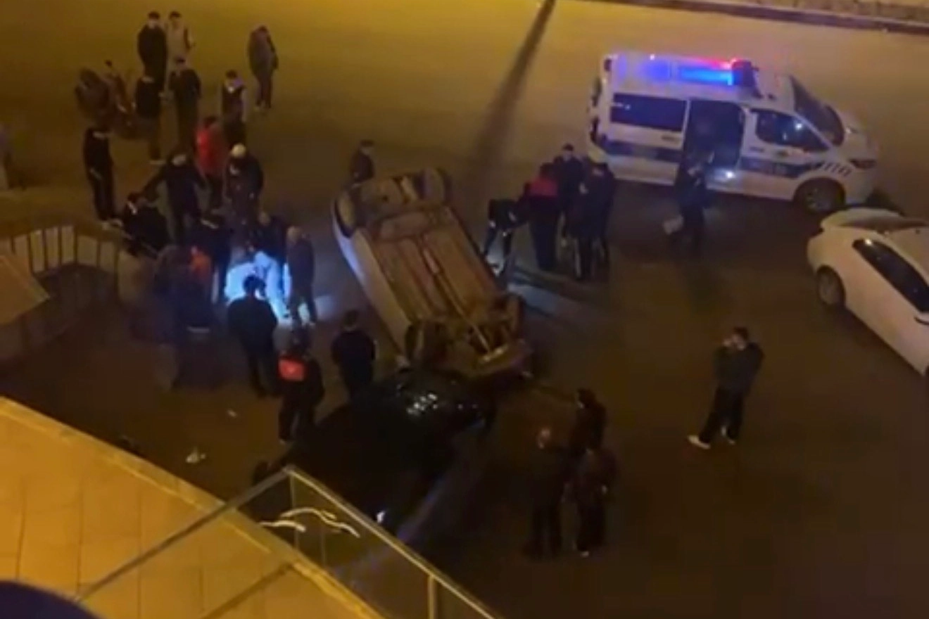 Düzce’de otomobil binaya çarpıp devrildi: 2 yaralı!