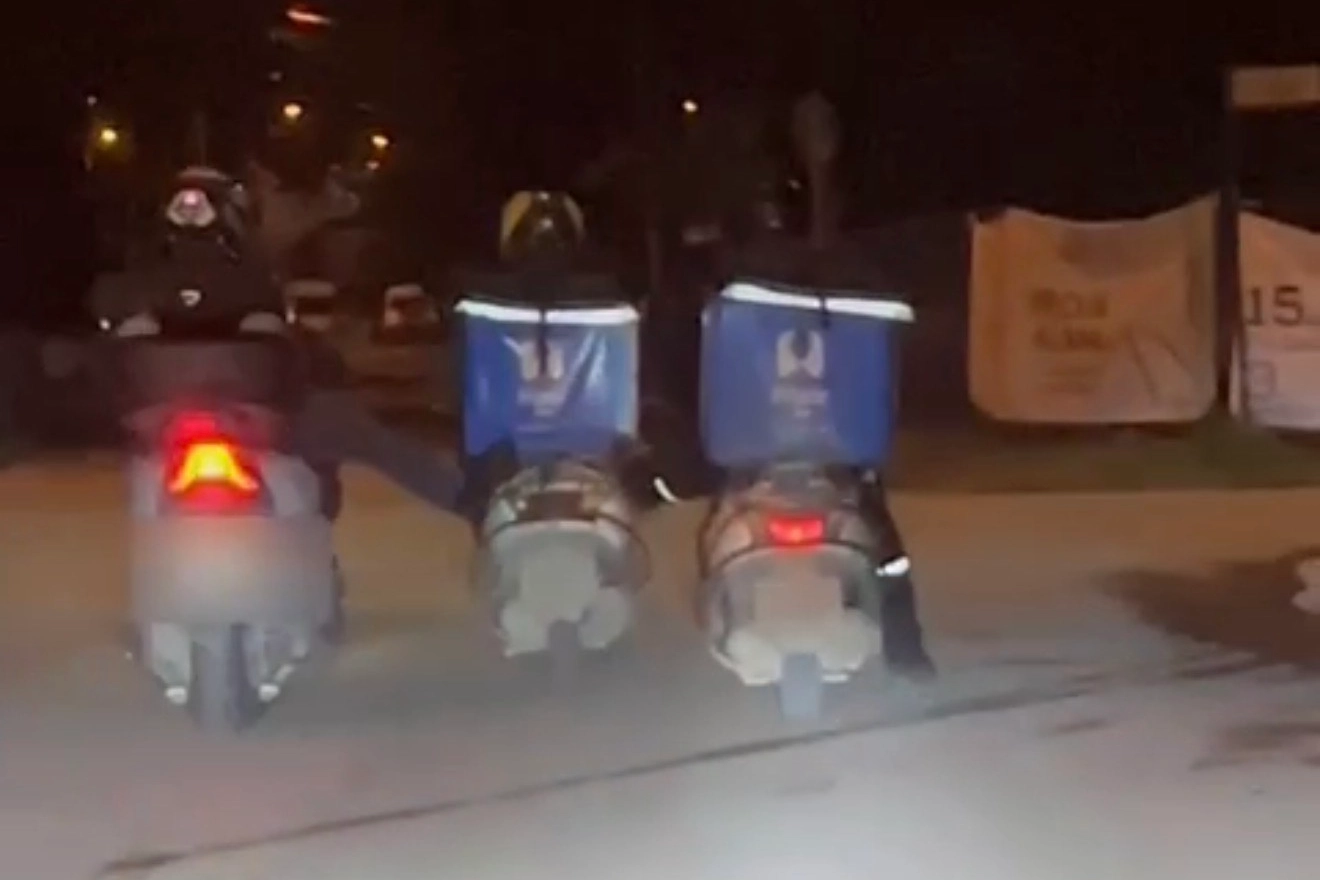 Düzce’de yolda kalan kuryeye meslektaşlarından destek