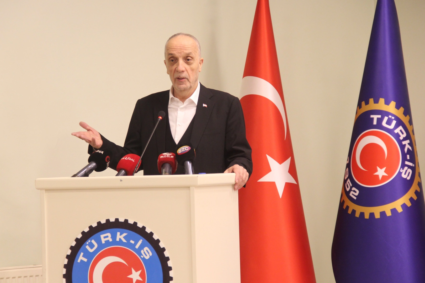 TÜRK-İŞ ‘Çalışma Hukuku Buluşmaları’ sempozyumunu düzenledi