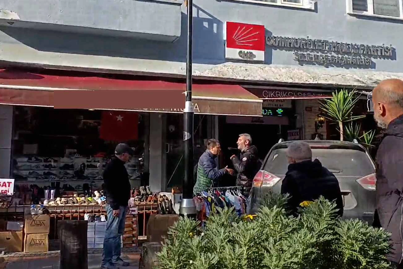 İstanbul Şile’de CHP önünde ‘kızıma küfür ettiler’ diye bağıran kişi gözaltına alındı