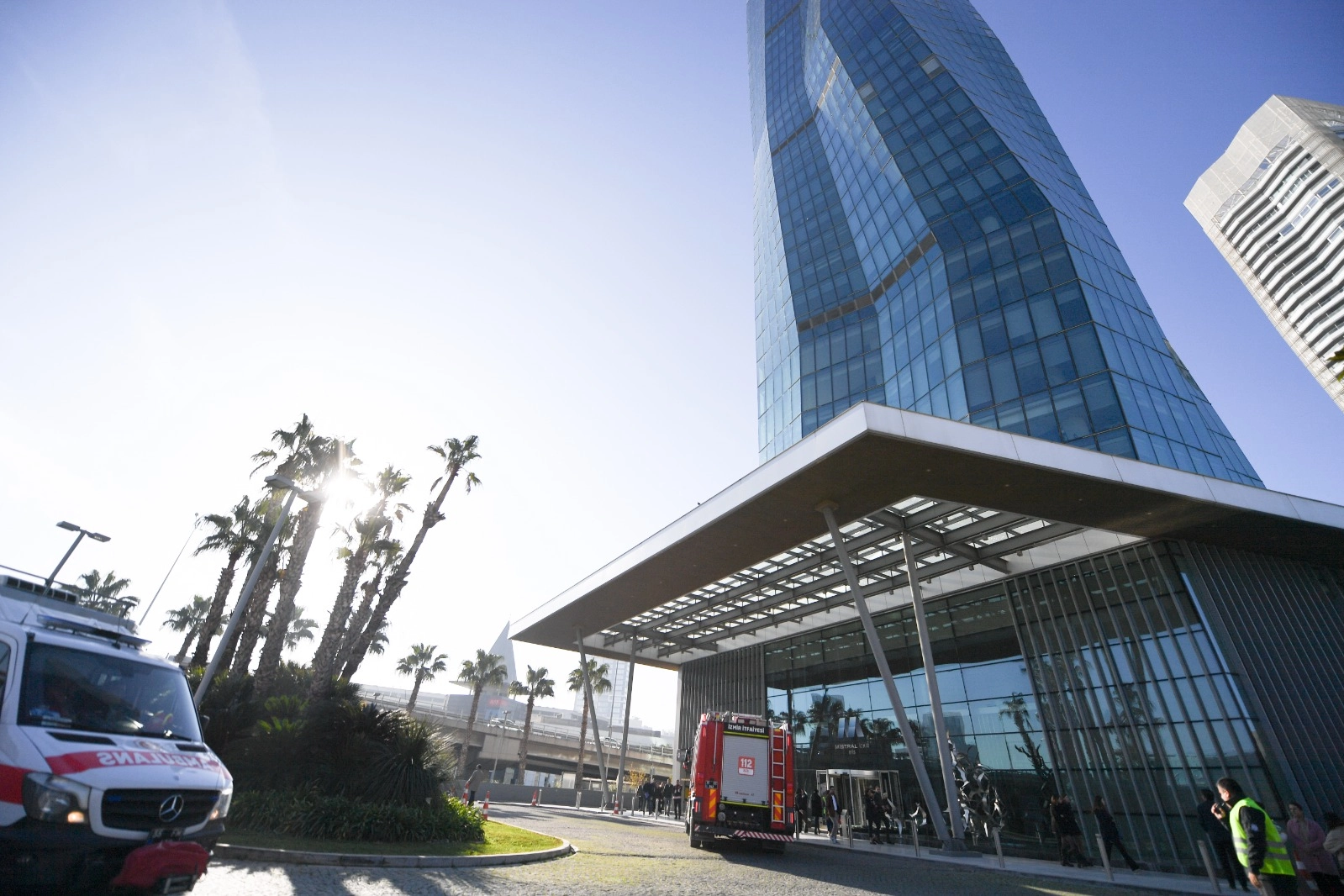 İzmir’de 47 katlı binada nefes kesen tatbikat