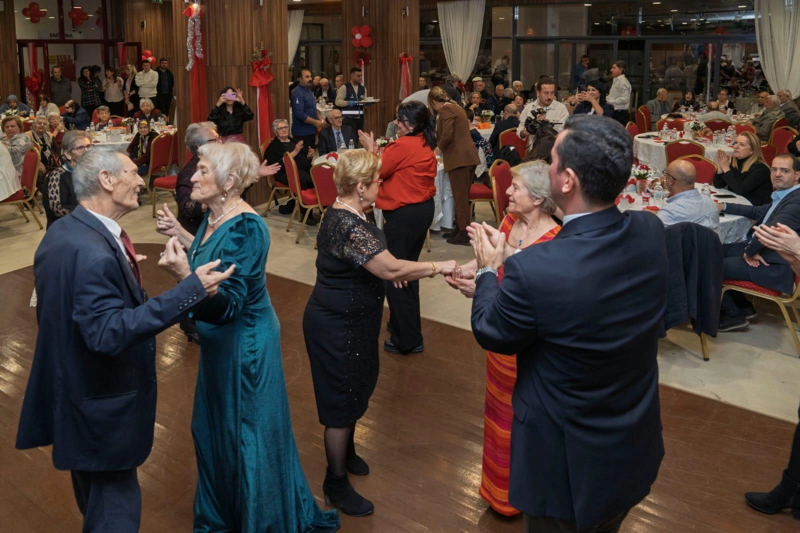 İzmir’de huzurevinde yeni yıl coşkusu