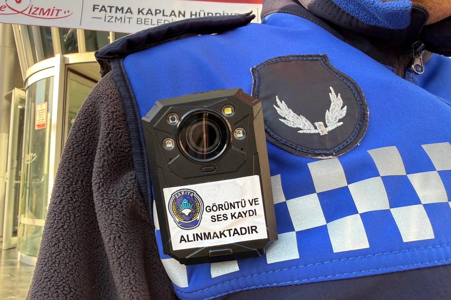 İzmit’te zabıta denetimleri artık yaka kamerasında!
