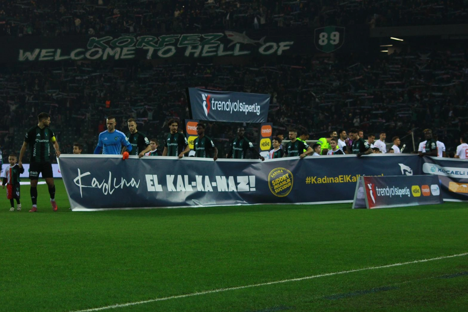 Kocaeli Stadyumu’nda futbolcular kadına şiddete karşı birleşti