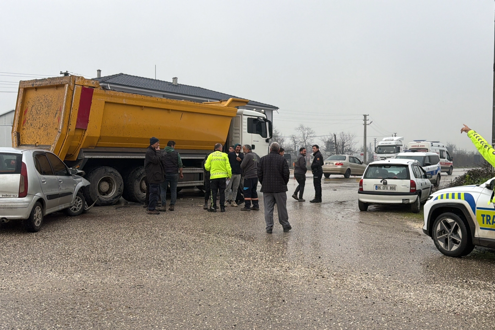 Kuzey Çevre Yolu’nda kamyon ile otomobil çarpıştı