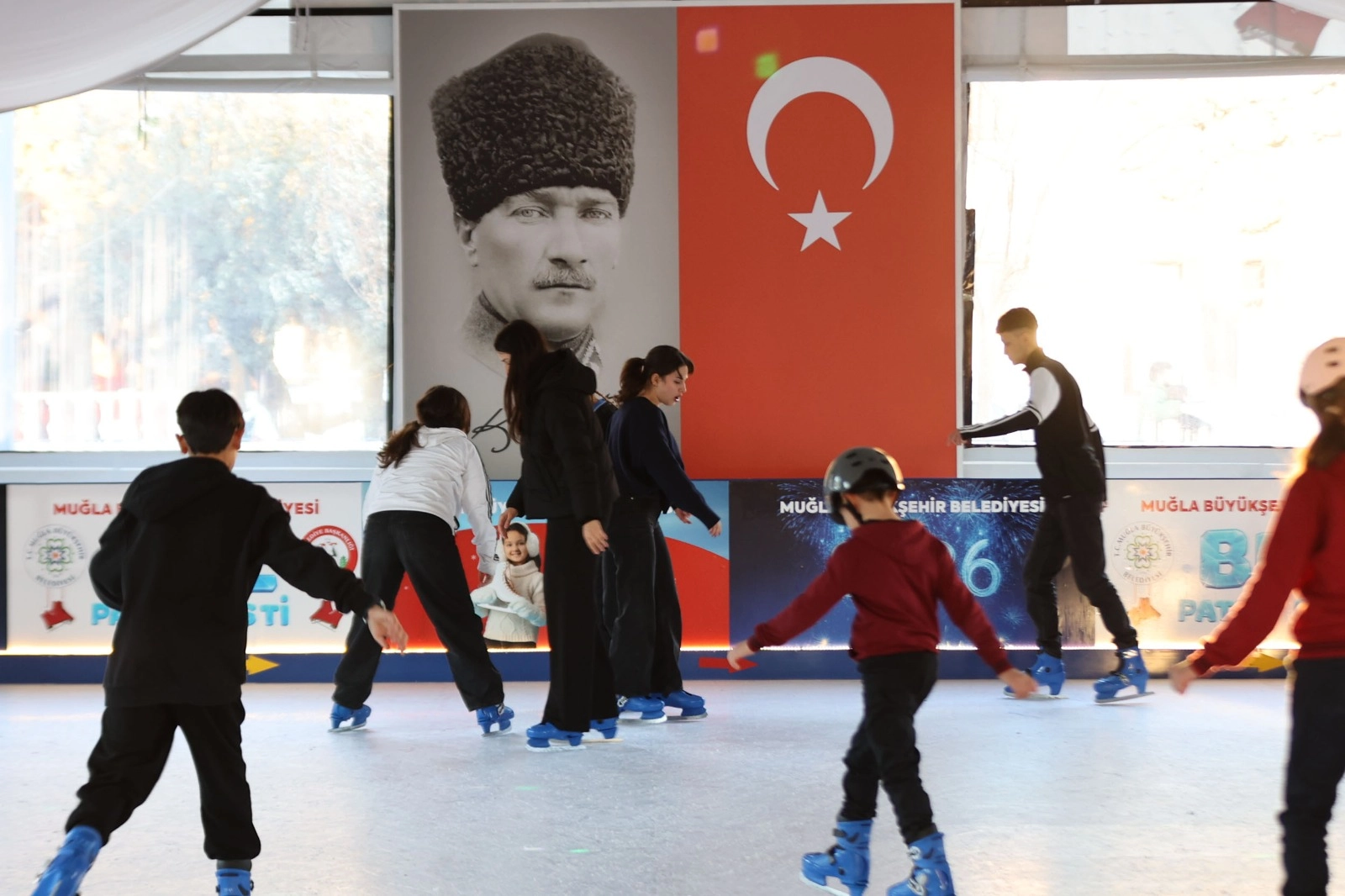 Muğla’da buz paten pistiyle yeni yılı karşılıyor