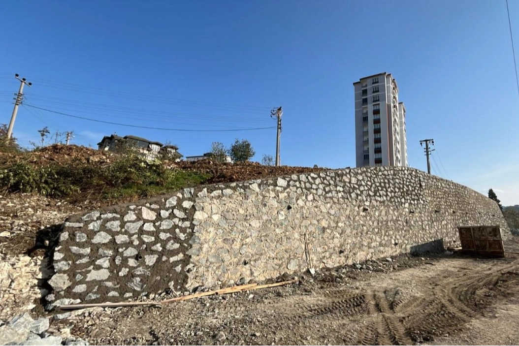 Ordu’da Fatsa Evkaf Mahallesi’ne taş duvar çalışması