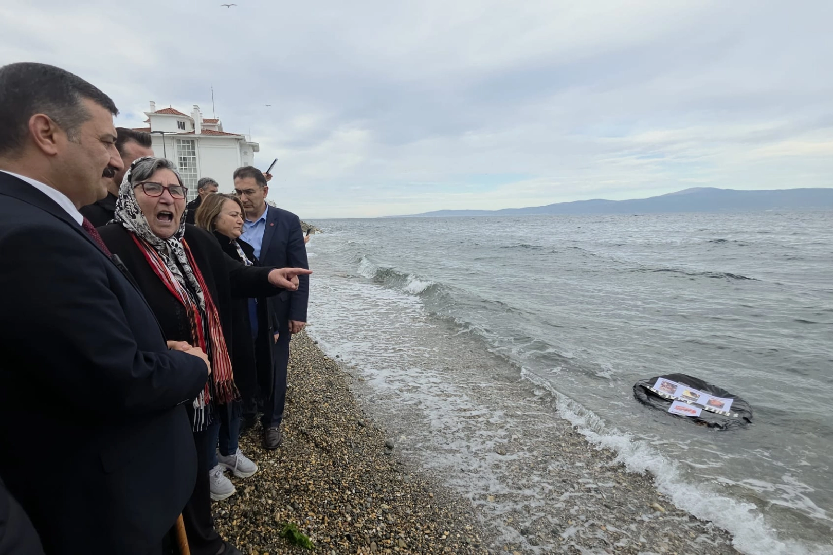 Pakize Anne’den Mudanya’da denize siyah çelenk!