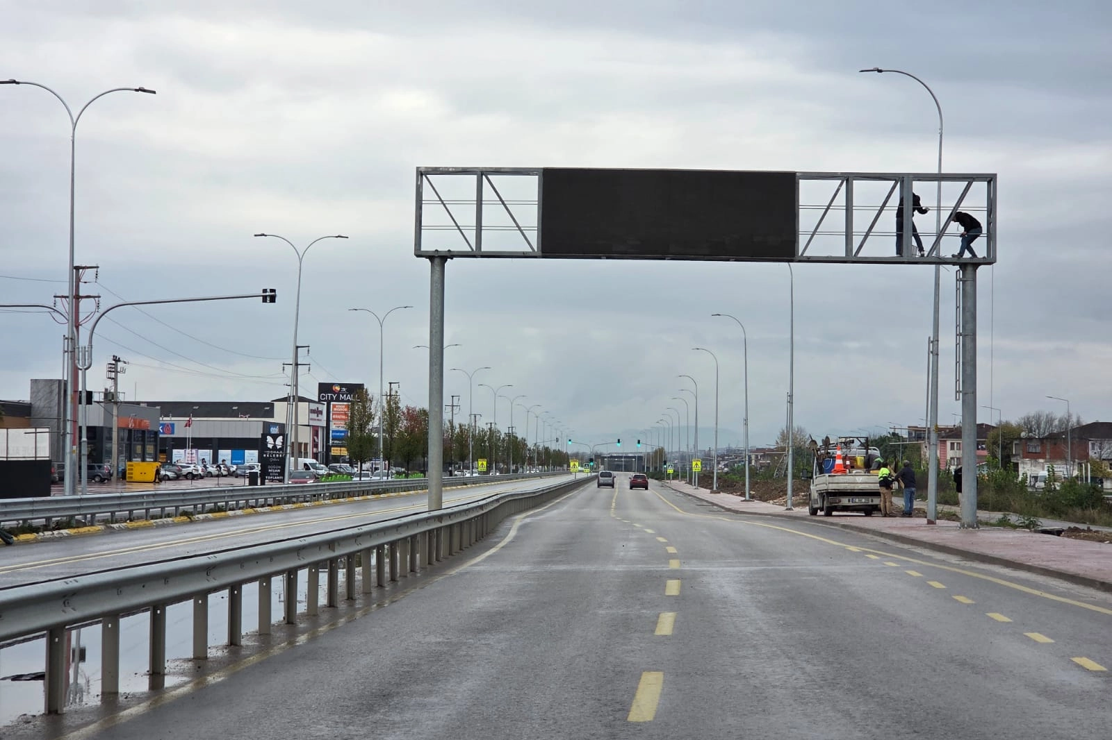 Sakarya’da sürücülere rehber olan dev ekran farklı noktaya alındı
