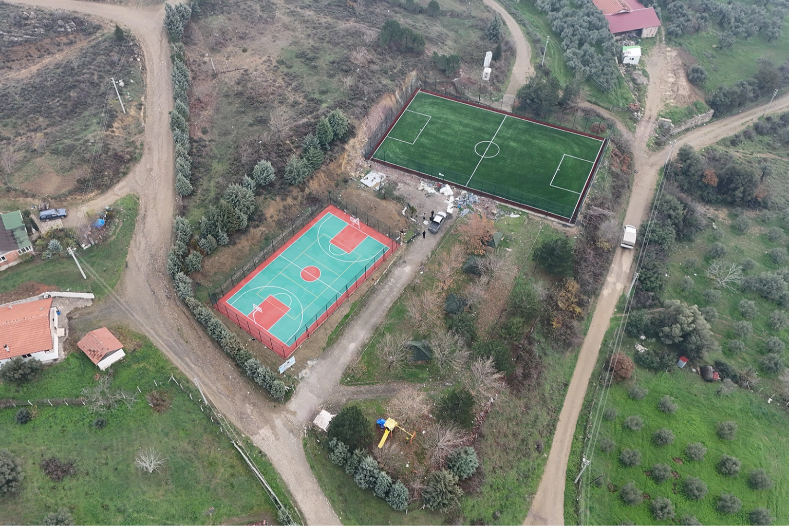 Sakarya Geyve’de spor sahaları hizmete gün sayıyor