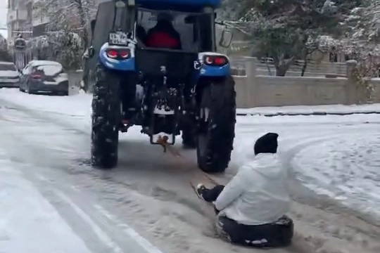 Adıyaman’da traktöre halat bağlayıp kaydılar!
