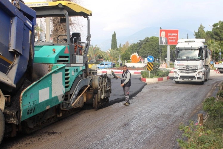 Antalya Büyükşehir’den Finike’ye asfalt desteği
