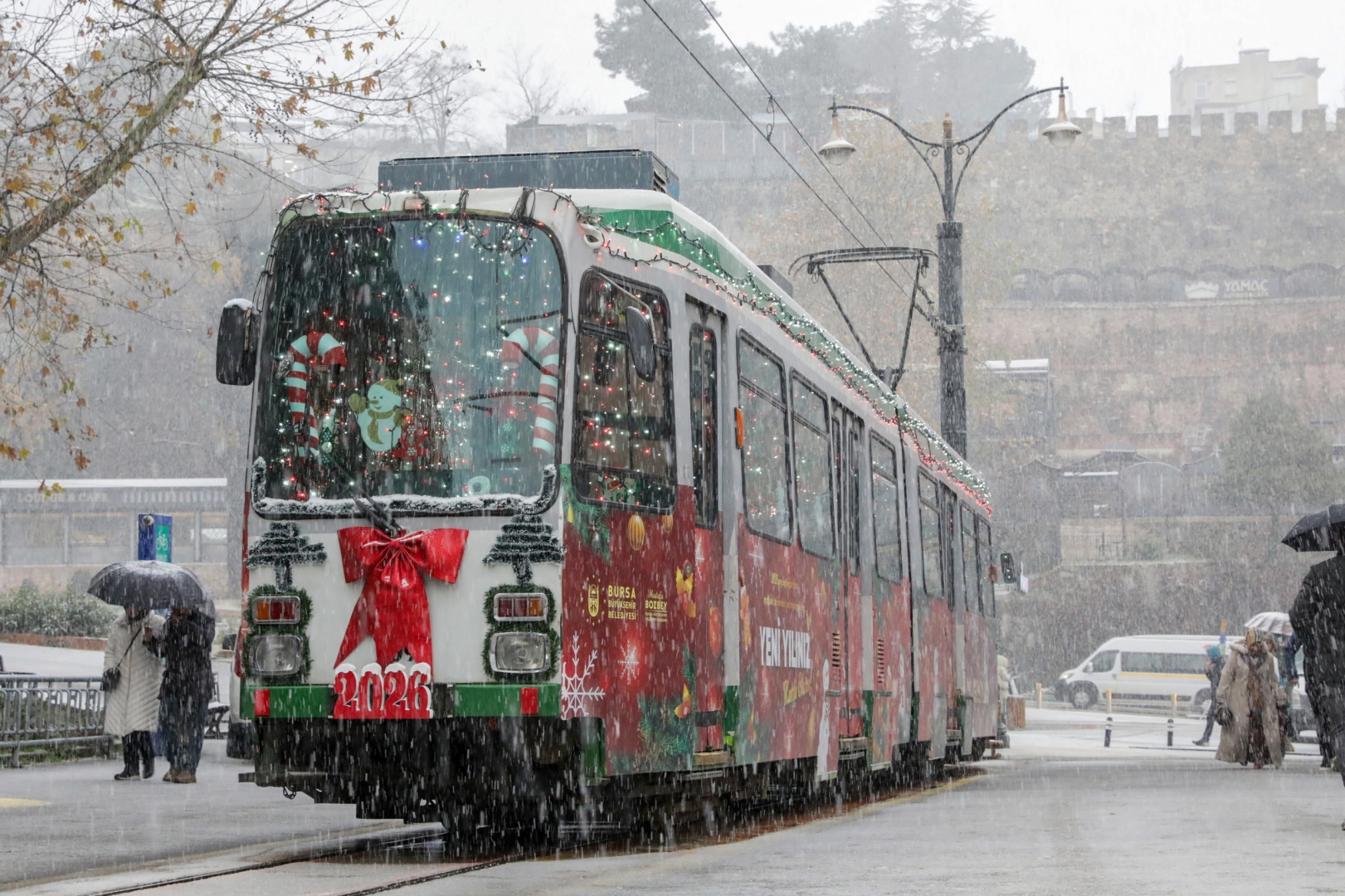 Bursa’da nostaljik tramvay süsleriyle yeni yılın simgesi oldu