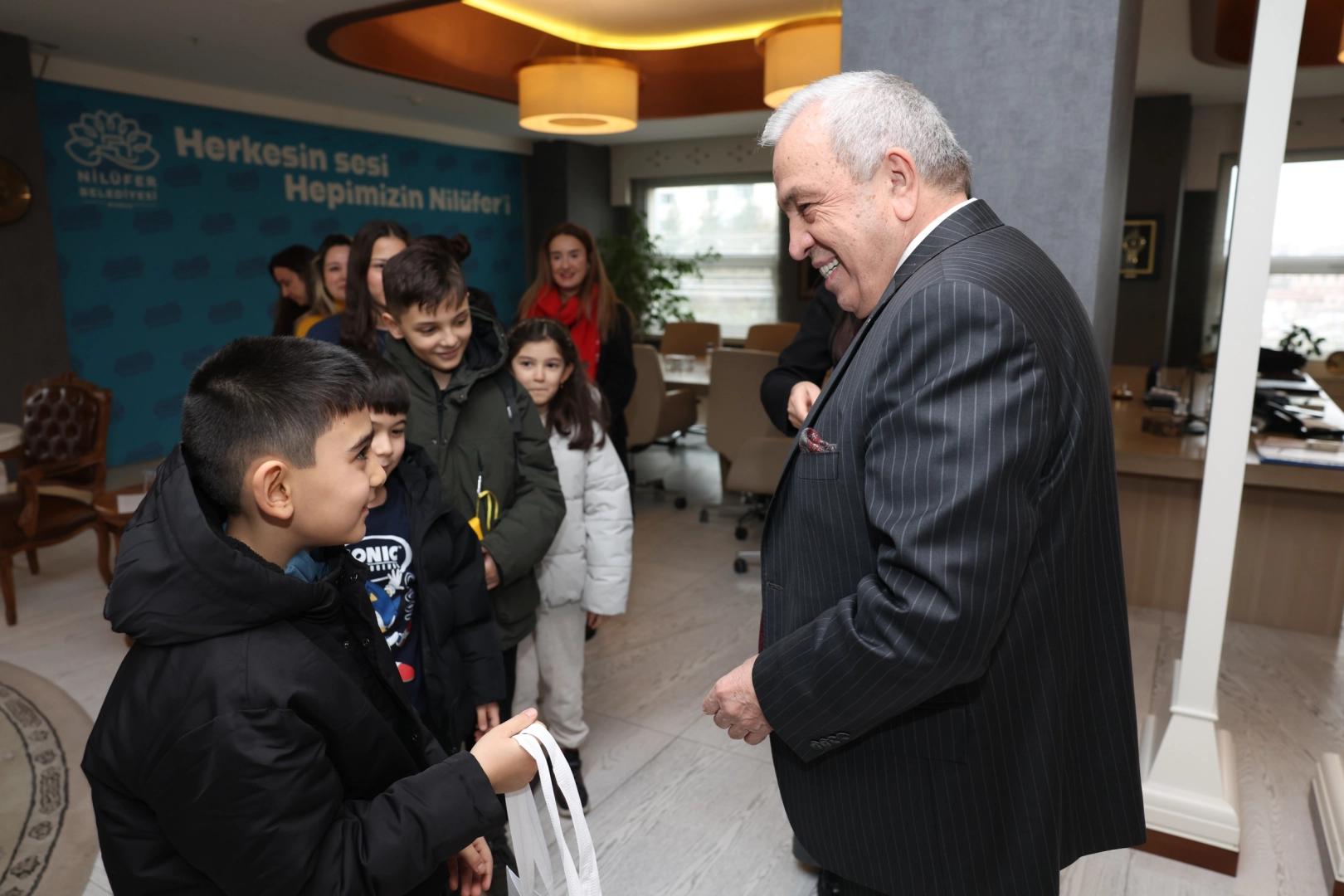 Bursa Nilüfer’de Badırgalı çocuklar el emeklerini Başkan Özdemir’e hediye etti