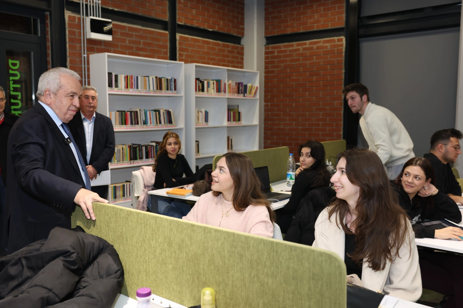 Bursa Nilüfer’de Başkan Özdemir’den gençlere finaller öncesi moral ziyareti