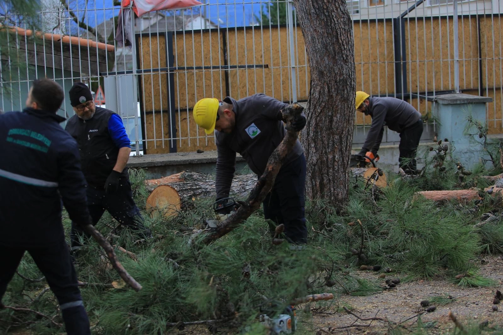 Bursa Osmangazi’de lodosa ve sağanağa hızlı müdahale