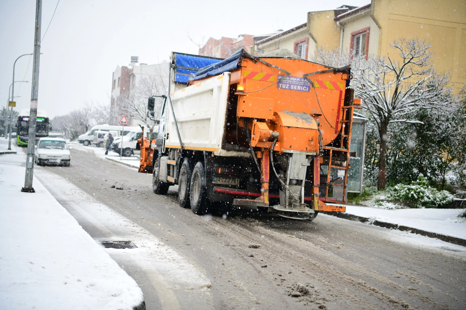 Çayırova’da karla mücadele sürüyor