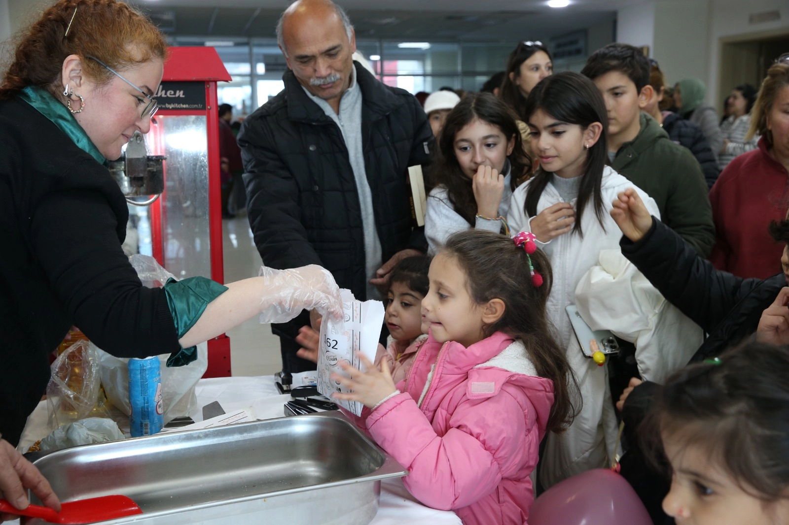 Çiğli’de çocuklar sinema keyfini Başkan Yıldız’la paylaştı