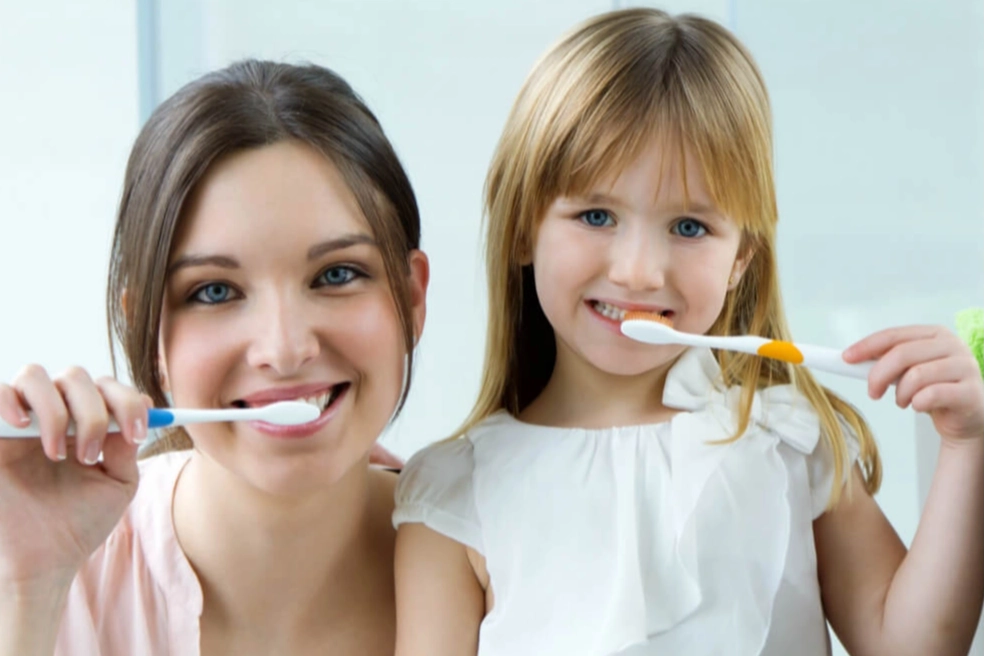 Süt dişlerinde düzenli fırçalama şart