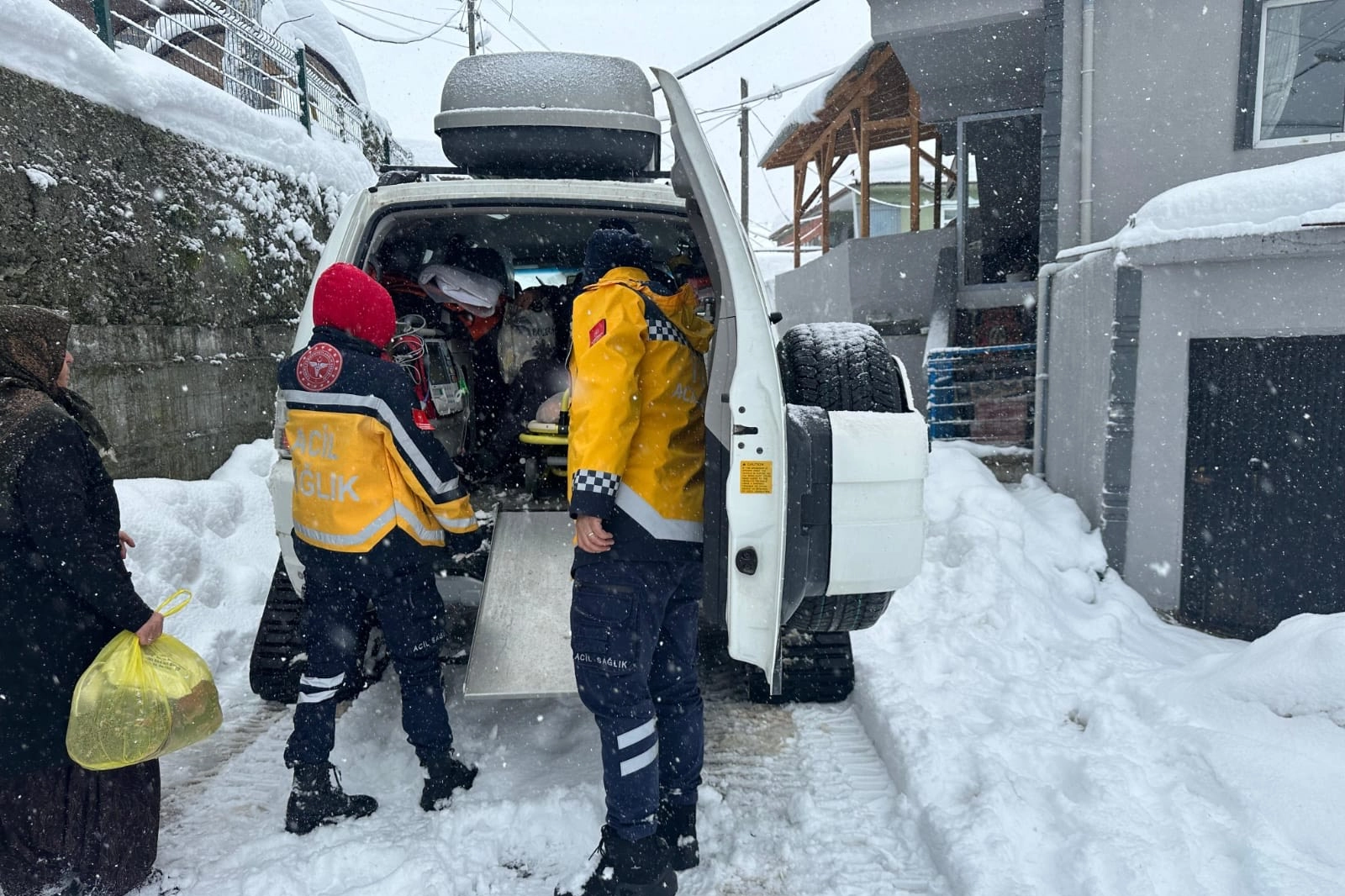 Düzce’de kar paletli ambulansla zorlu kurtarma