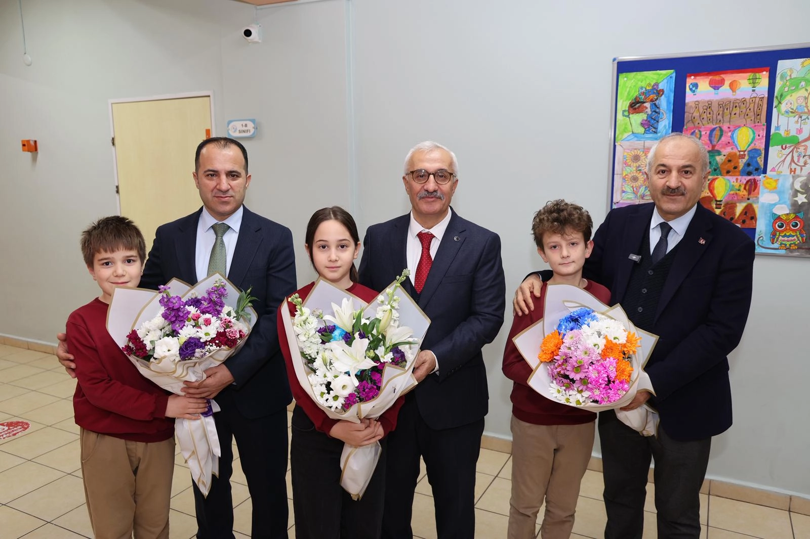 Gebze’de yarıyıl karneleri Sultan Ayhan İlkokulu’nda dağıtıldı