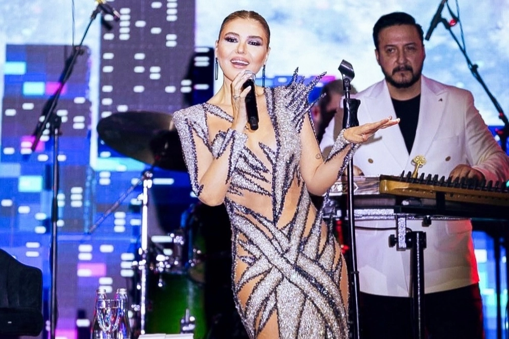 Gülben Ergen yeni yılı İzmir’de sahnedeki ritüelle karşıladı