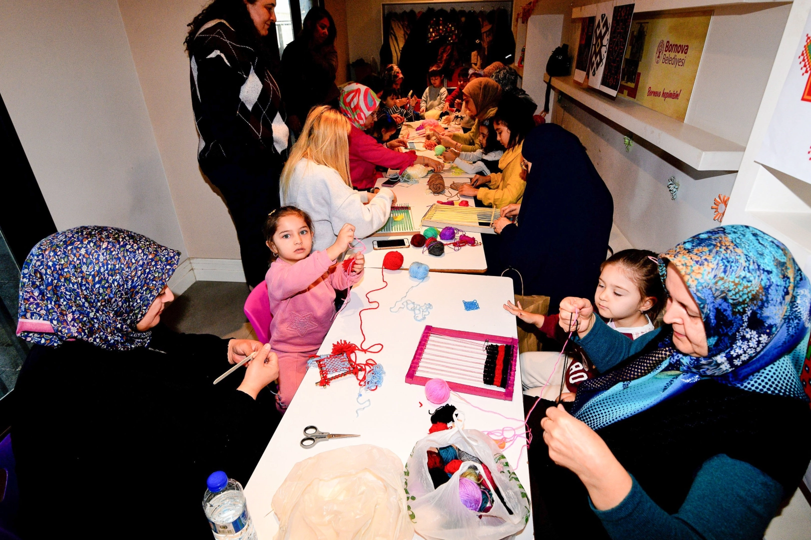 İzmir Bornova’da minik eller tezgah başında