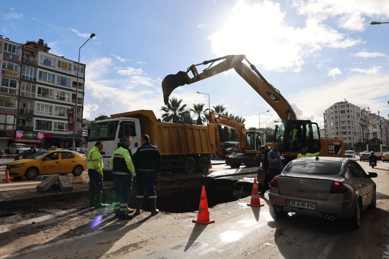 İzmir’de ana boru arızasına İZSU’dan hızlı müdahale
