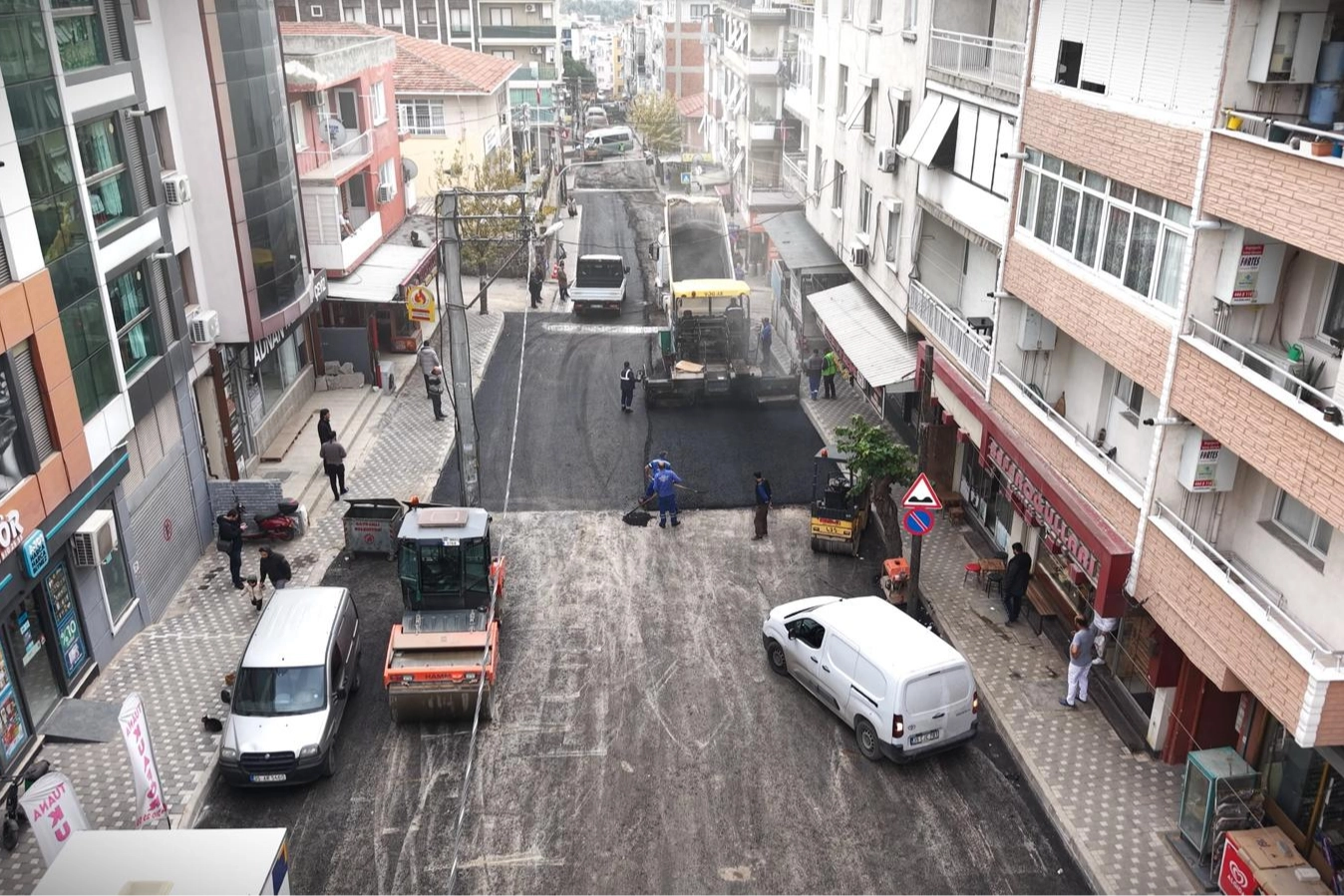 İzmir’de ulaşımı rahatlatan asfalt atağı