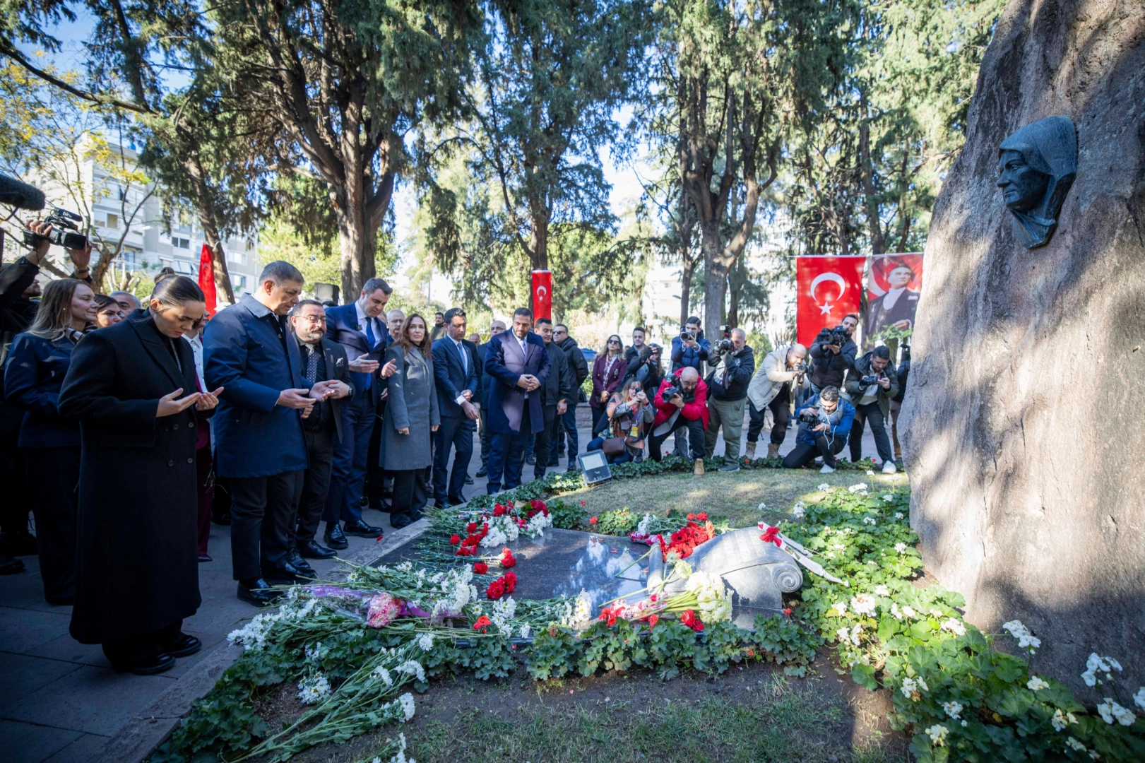 İzmir’de Zübeyde Hanım’a duygusal anma