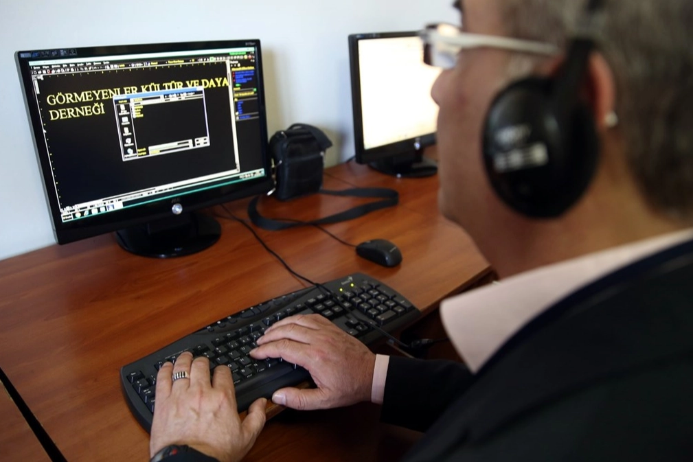 Kamuda engelli istihdamında tarihi artış… Görme engelli memur 13 bini aştı