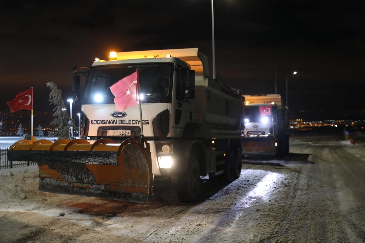 Kayseri Kocasinan’da kar mesaisi aralıksız sürüyor