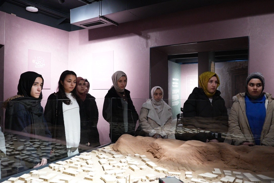 Lima öğrencileri Taş Bina’daki Siyer Sergisi’ni ziyaret etti