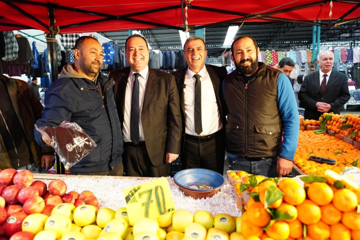 Manisa’da Başkan Dutlulu Perşembe Pazarı’nda esnafla buluştu
