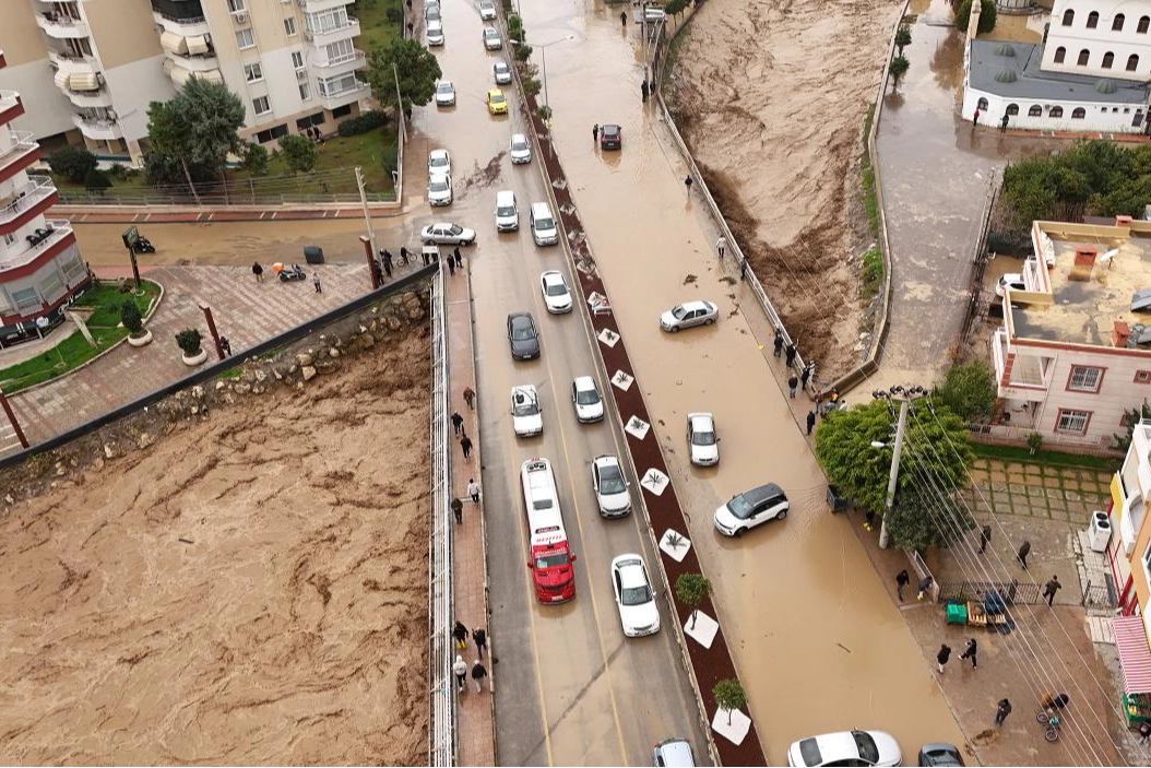 Mersin’de dere taştı, birçok araç zarar gördü