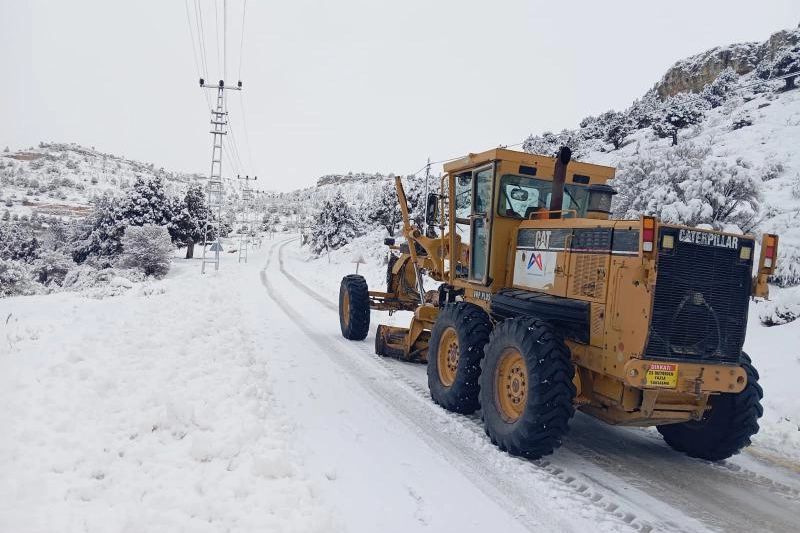 Mersin’de karla mücadele aralıksız sürüyor