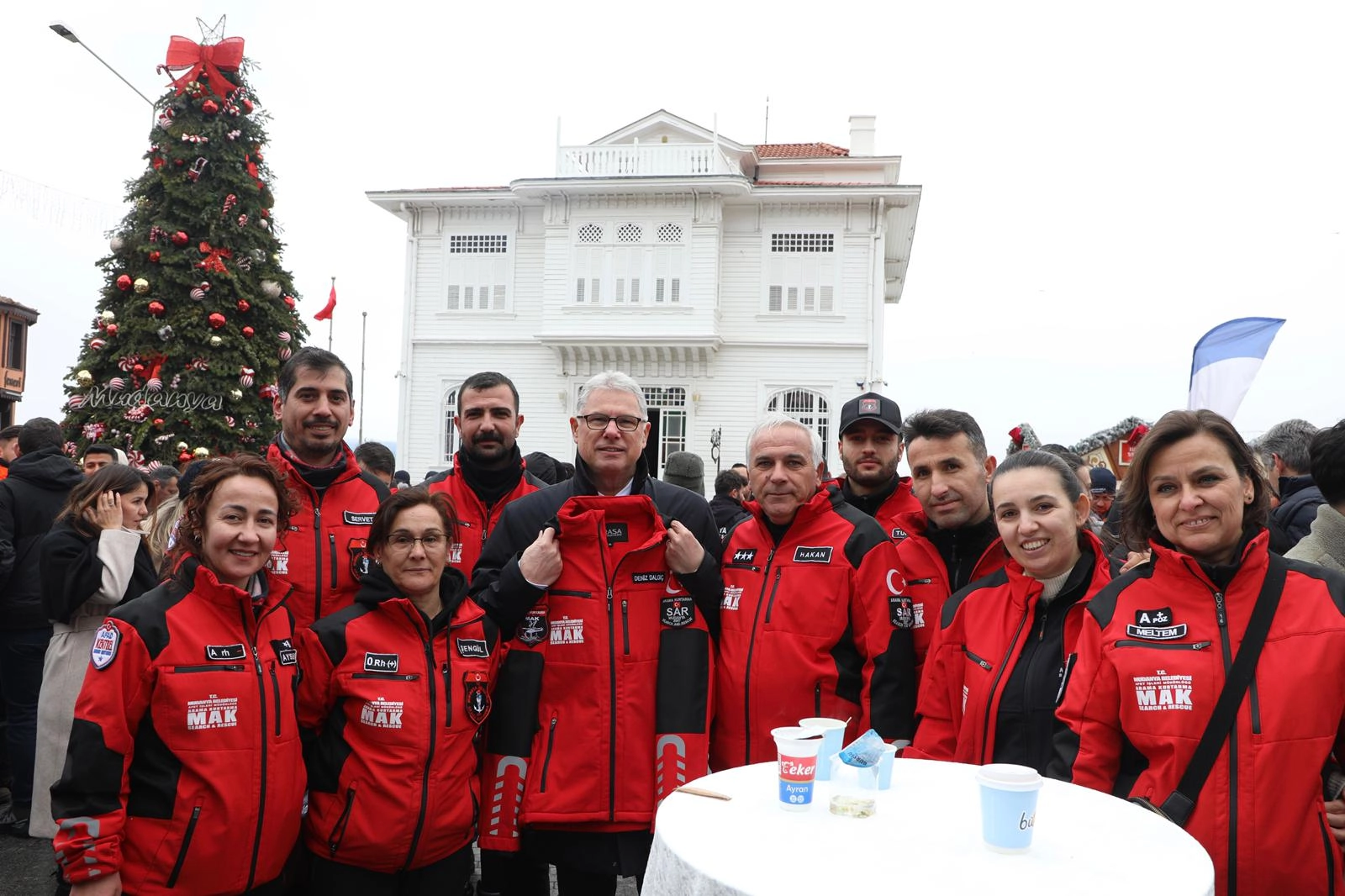 Mudanya’da belediye çalışanları yeni yılı Mütareke Meydanı’nda karşıladı