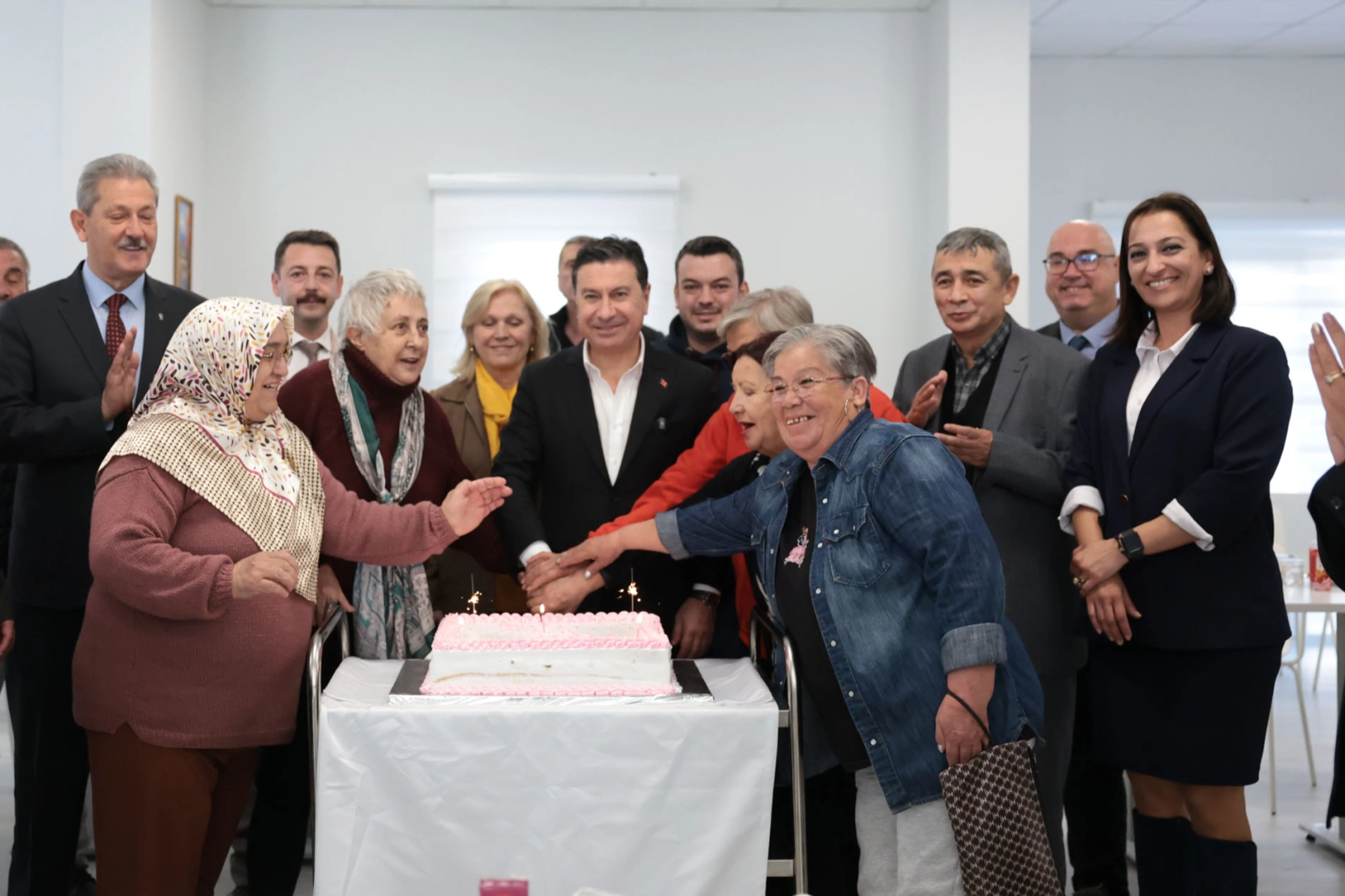 Muğla’da Başkan Aras’tan Yaşamevi’ne moral ziyareti