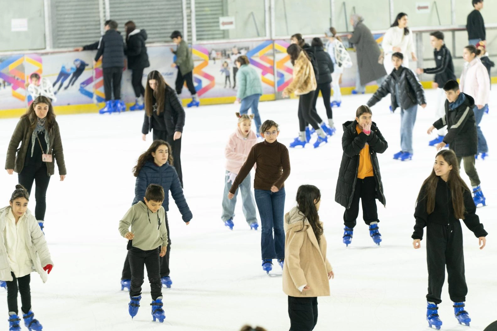 Öğrencilerin buzda karne sevinci