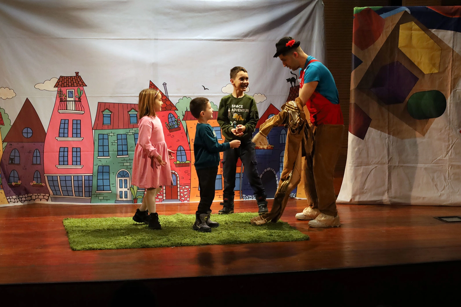 Sakarya’da bin 500 çocuğu tiyatroyla buluştu