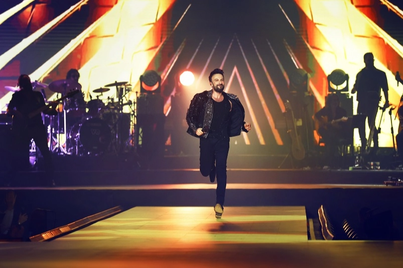 Tarkan özlemi son buldu… Megastar İstanbul’da hayranlarıyla kucaklaştı