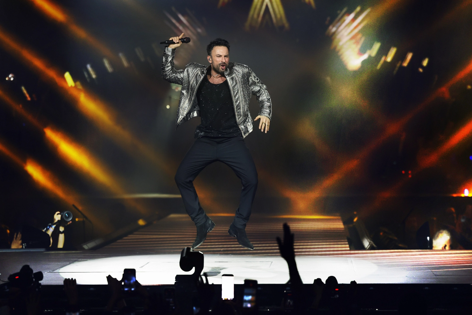 Tarkan sahneden ‘Beni çok sev’ diyerek seslendi