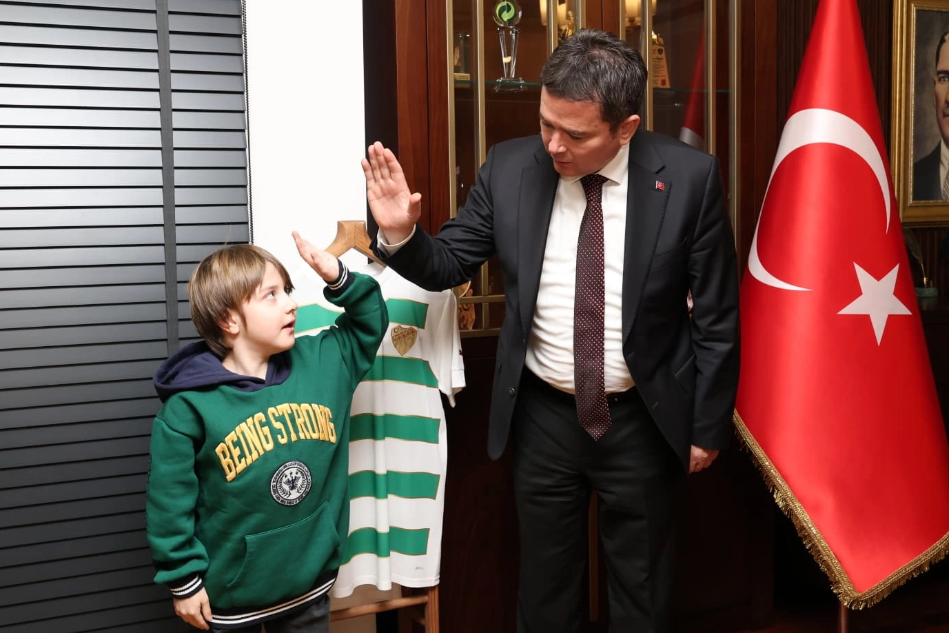 DMD hastası Yağız Efe’ye Başkan Aydın’dan destek