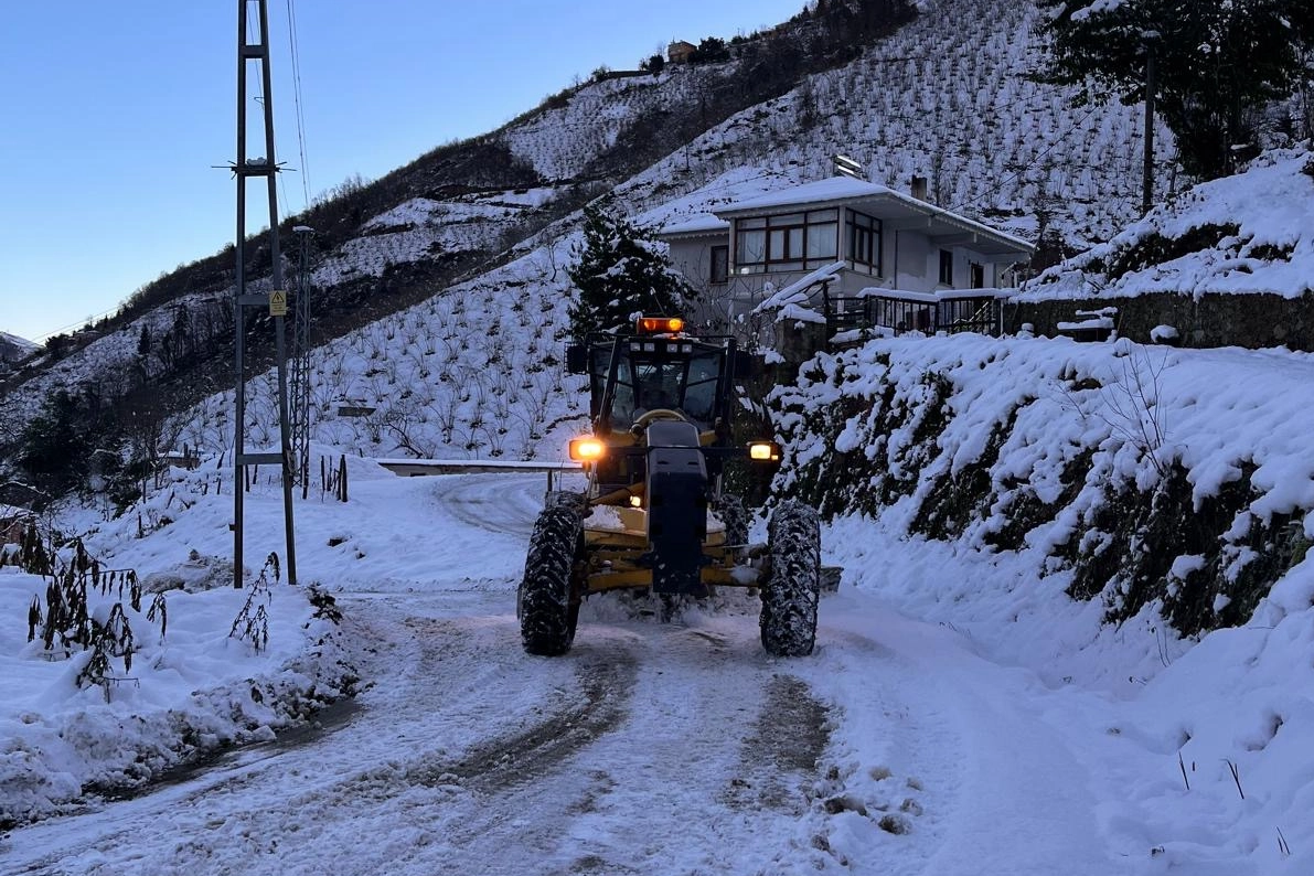 Trabzon’da yoğun kar mesaisi! Tüm yollar açıldı